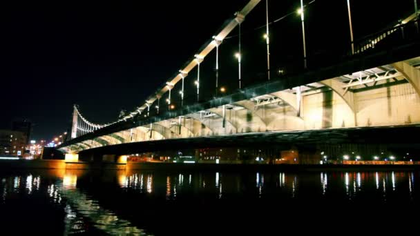 Ponte da Crimeia sobre o rio com luz reflexão sobre a água — Vídeo de Stock