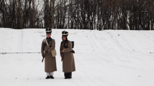 Zwei Soldaten der russischen Armee des 19. Jahrhunderts gehen bei historischer Rekonstruktion mit Gewehren auf Angriff — Stockvideo