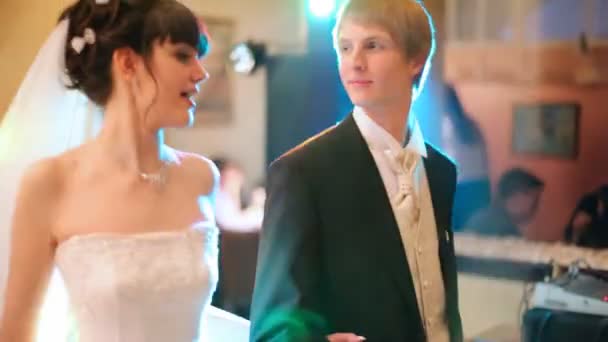 Couple nouvellement marié danse ensemble et fait écho dans la discothèque — Video