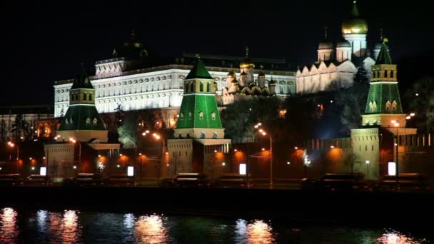 Στρατιωτική αυτοκινητοπομπή βόλτα από την προκυμαία του Κρεμλίνου της Μόσχας στην πρόβα για την παρέλαση της νίκης — Αρχείο Βίντεο