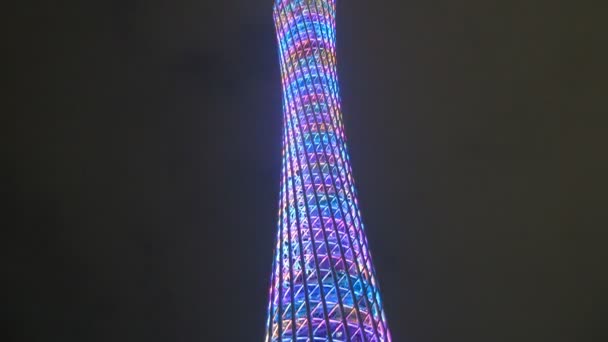 Πύργο της τηλεόρασης που στέκεται στο κέντρο κατά νυχτερινό ουρανό — Αρχείο Βίντεο