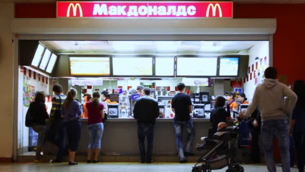 People in fast food McDonalds — Stock Video