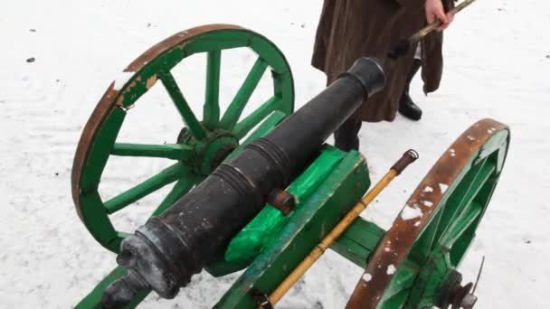 Soldier of Russian army 19th century clean cannon with special device — Stock Video