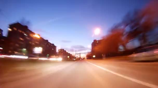 Voitures vont sur l'autoroute à grande vitesse dans la soirée — Video