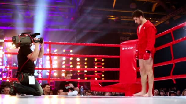 Birkózó kimonó állni boksz ring sarkában a moszkvai csata 3 — Stock videók