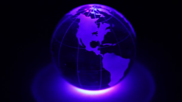 Verre sphères terrestres tourne et anneau de lumière de couleur en dessous — Video