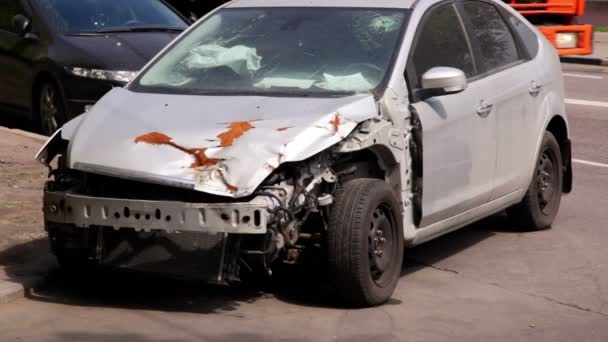 Carro acidentado após acidente ficar do lado da estrada no fundo do tráfego — Vídeo de Stock