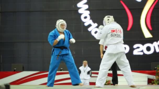 Juge sépare les sportifs Goksel de la Turquie et son adversaire combattant à la Coupe du Monde 2011 KUDO — Video