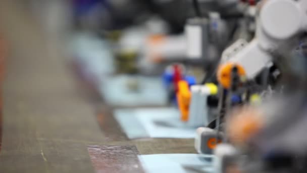 Robots de pie sobre la mesa — Vídeo de stock