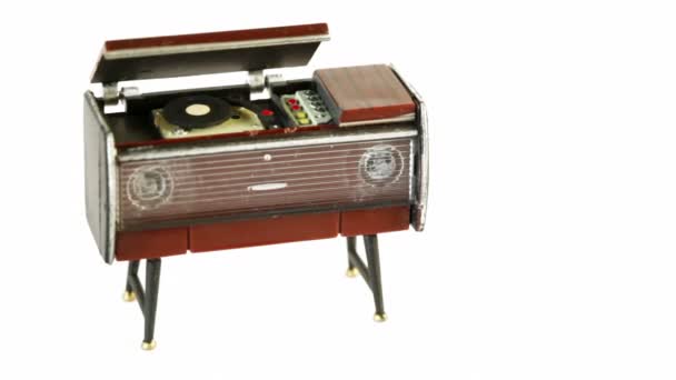 Brinquedo gramofone vintage circulando isolado — Vídeo de Stock