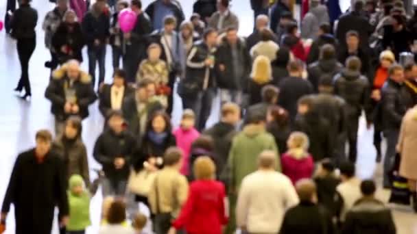 Multitud de personas caminan alrededor — Vídeo de stock