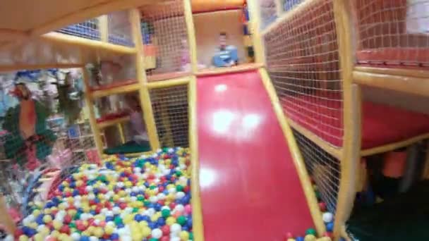 Kinder spielen mit bunten Kugeln gefüllten Ballpool — Stockvideo