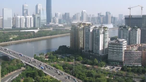 Twin tower opkomt voor guangzhou brug — Stockvideo