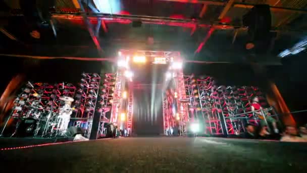 Puerta de construcciones metálicas con iluminación, guitarrista y baterista en los laterales — Vídeos de Stock