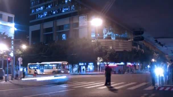 La gente va en cruce de peatones en la encrucijada — Vídeo de stock