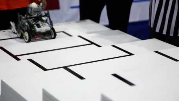 Árbitro reloj juguete robot sube por las escaleras — Vídeo de stock