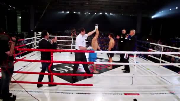 Winner declaration on boxing ring at The Battle of Moscow 3 — Stock Video