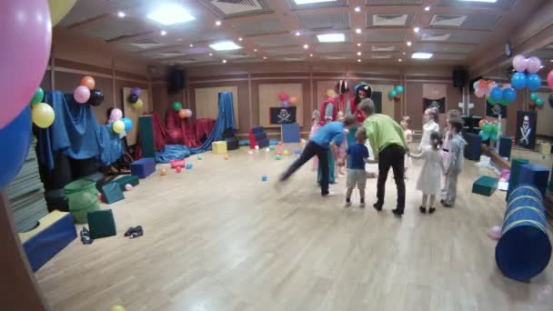 Actors play with children in pirates in Fitness center TerraSports - Iridescent — Stock Video