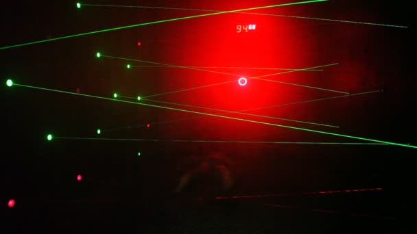 Мальчик проходит препятствия в виде лазерных лучей на аттракционе и уходит — стоковое видео