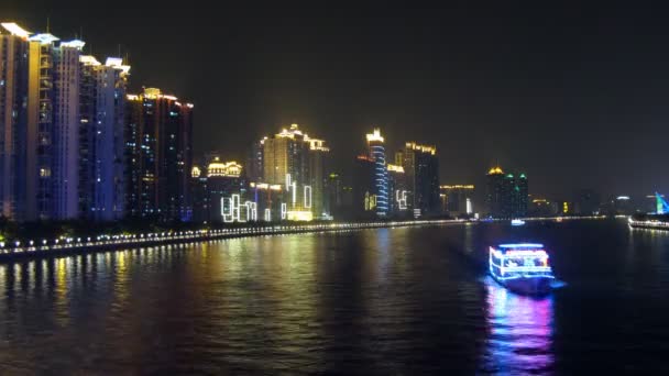 Los barcos de vapor turísticos nadan en el río Pearl por la noche contra edificios — Vídeos de Stock