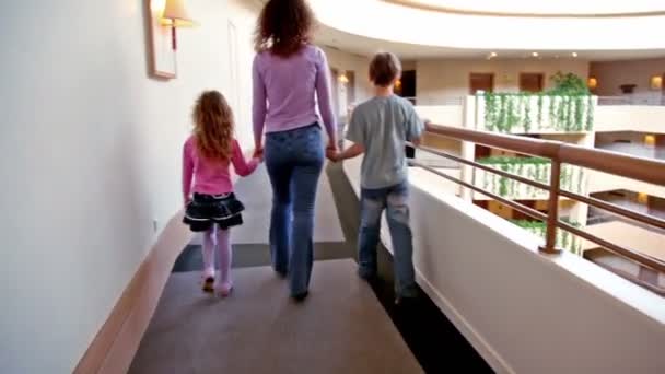 Matka s dvěma děti procházku podél koridoru — Stock video
