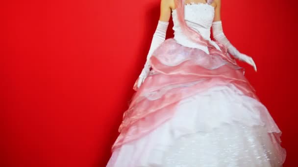 Beautiful bride rotates showing wedding dress — Stock Video