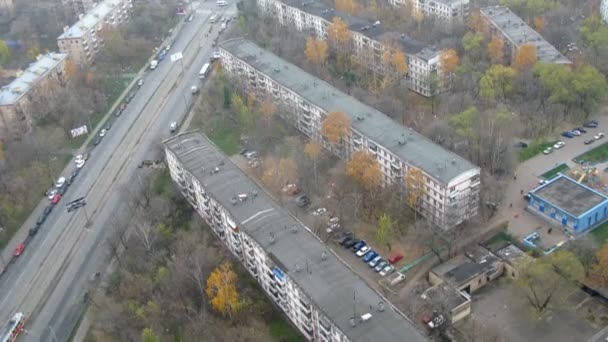 Vieilles maisons de cinq étages se tiennent près de l'autoroute sur laquelle les voitures se précipitent — Video