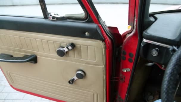 Lugar del conductor con rueda y salpicadero en coche viejo — Vídeos de Stock