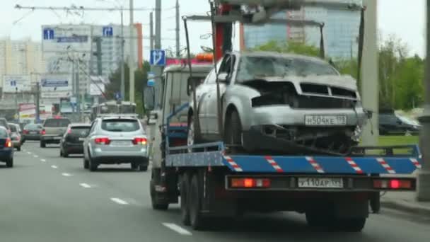 Wrecker derek mobil dalam status alarm di jalan raya — Stok Video