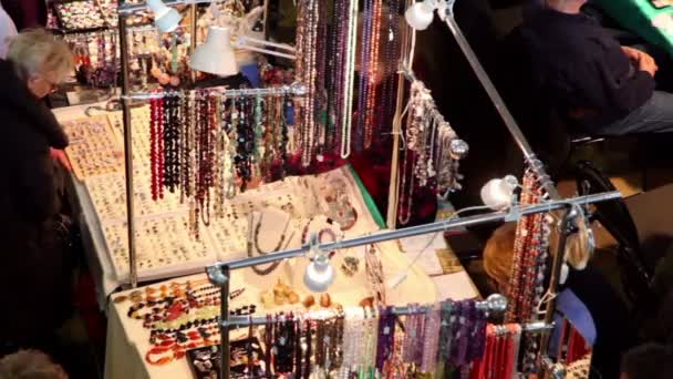 Gente en el mercado de bijouterie en VVC — Vídeos de Stock