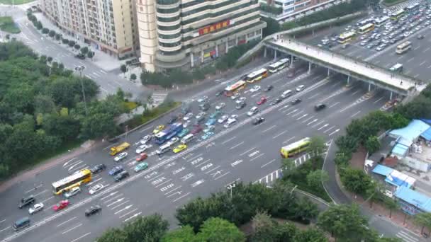 La voiture de travail est devenue raison de confiture sur l'autoroute — Video