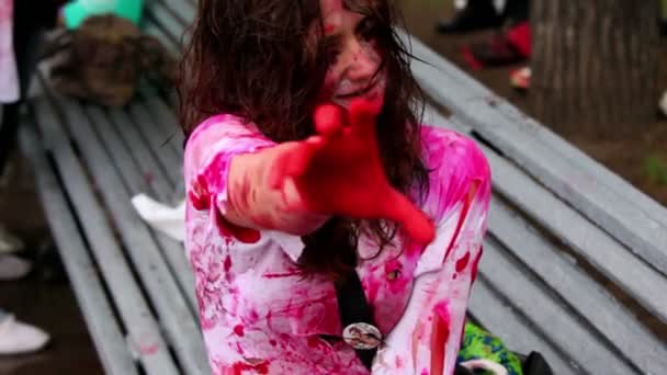 Bloody girl zombie shakes at Zombie Parade — Stock Video
