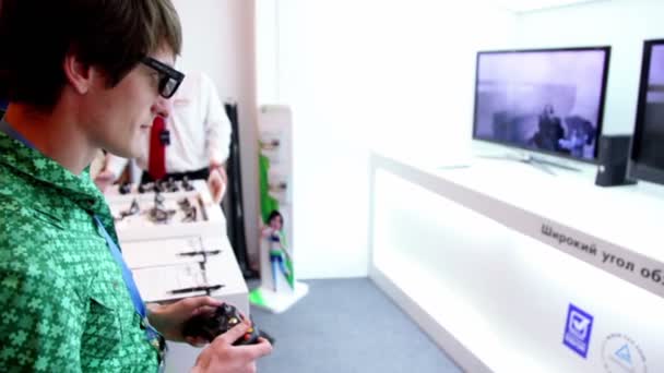 Hombre jugar videojuego 3D en gafas con mando durante Game Developers Conference 2011 — Vídeo de stock