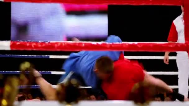 摔跤手使扔上拳击台在莫斯科 3 的争斗 — 图库视频影像