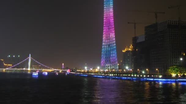 Barcos turísticos nadan en el río Pearl cerca de una torre de televisión — Vídeo de stock