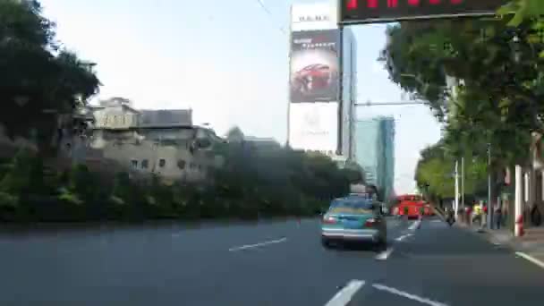 Motociclista vai na cidade na estrada à tarde — Vídeo de Stock