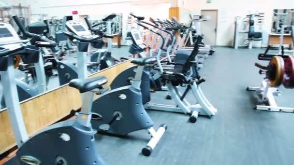 De nombreux simulateurs dans une grande salle de gym — Video