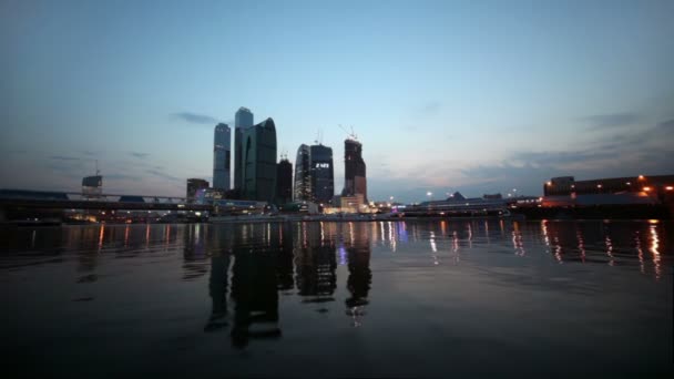 Moskova şehir bitmemiş iskele üzerinde Nehri tarafından yelken gemi — Stok video