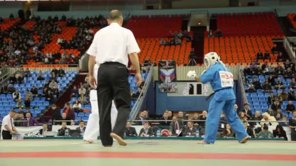 Två idrottsmän kudo ontgontseren från Mongoliet och wasinhal från Indien kampen på world cup 2011 kudo — Stockvideo