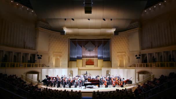 Applause in hall after the performance Symphony Orchestra of Moscow State Conservatory — Stock Video