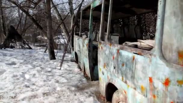 Gebroken oude bus staan met verf vlekken op paintball speelplaats — Stockvideo