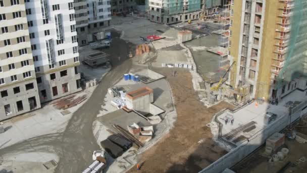 Bouwers werken op bouwterrein van woonwijk losinyj eiland — Stockvideo
