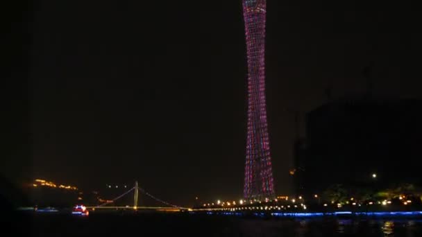 Barco flutua no rio Pearl perto da Torre de TV — Vídeo de Stock