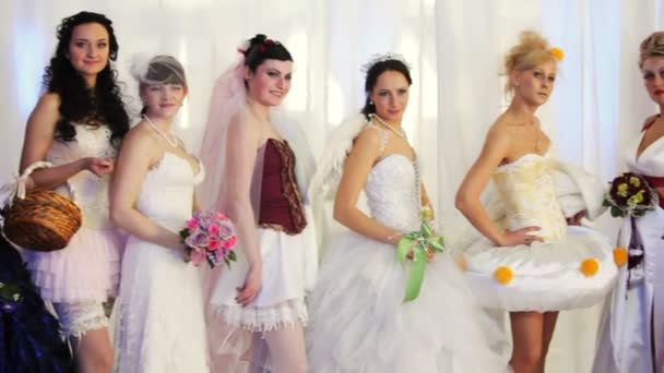 Hermosas modelos de niña están en vestidos de novia creativos en la ceremonia de apertura de la exposición — Vídeos de Stock