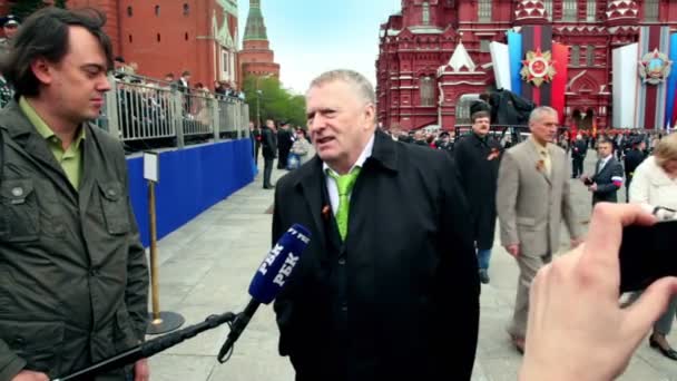 V.Zhirinovsky tala om ryska och allierad mänsklig förlust på andra världskriget och låna-lease, Röda torget — Stockvideo