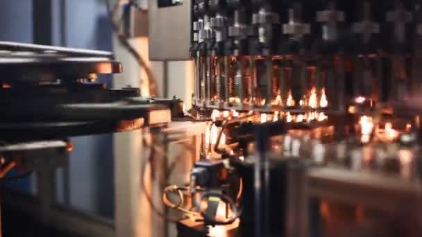 Peça de trabalho de garrafas PET mover após o aquecimento na fábrica — Vídeo de Stock