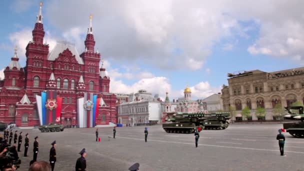 Кортежи SAM Grizzly SA-17 и MLRS 9K58 Tornado едут по Красной площади — стоковое видео