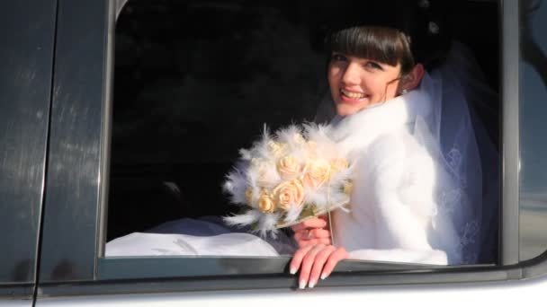 Braut winkt mit Rosenstrauß Hand aus Auto — Stockvideo