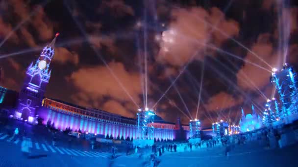 As pessoas caminham na Praça Vermelha no Primeiro festival internacional CIRCLE DE LUZ — Vídeo de Stock