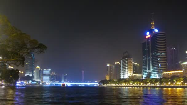 旅游船游珠江而上反对夜晚的城市 — 图库视频影像